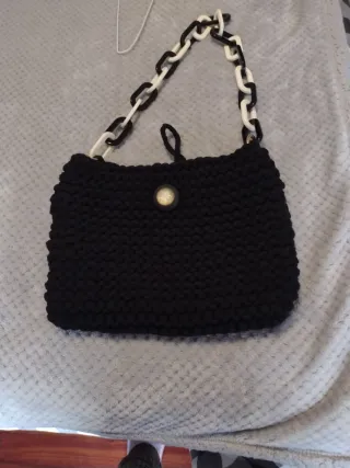 Bolso negro con cadena