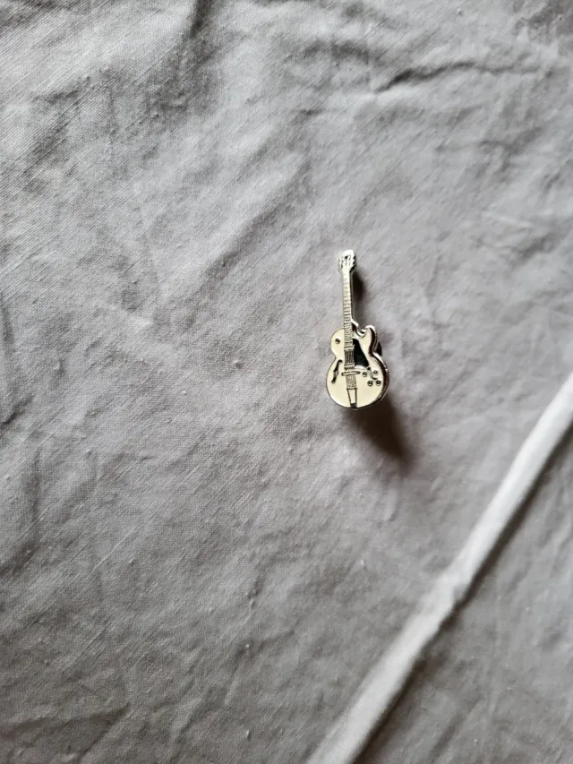 Pin guitarra plata