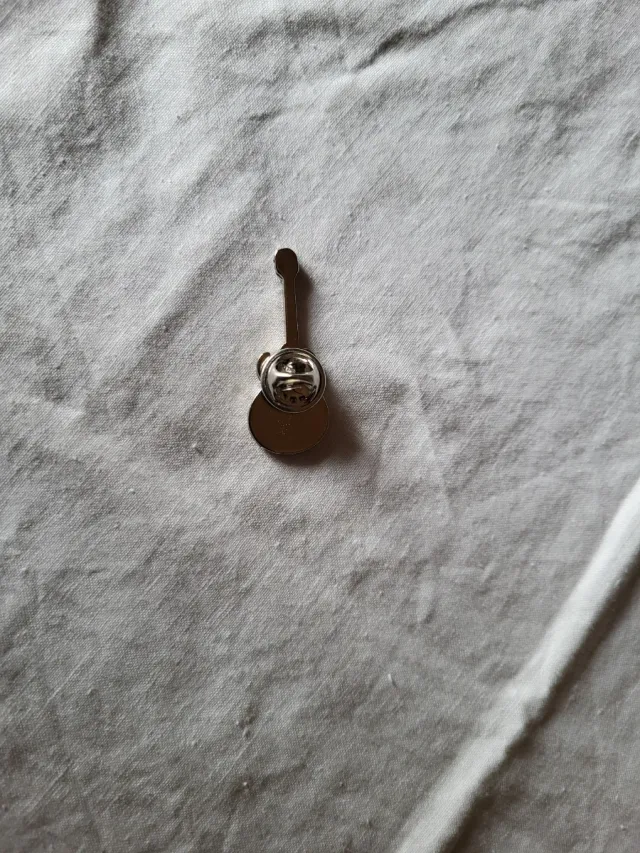 Pin guitarra plata