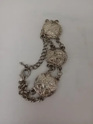 Pulsera  plateada con dijes