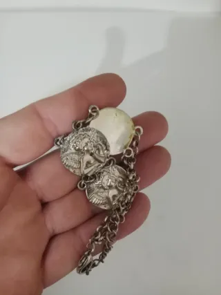 Pulsera  plateada con dijes