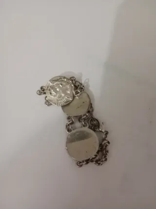 Pulsera  plateada con dijes