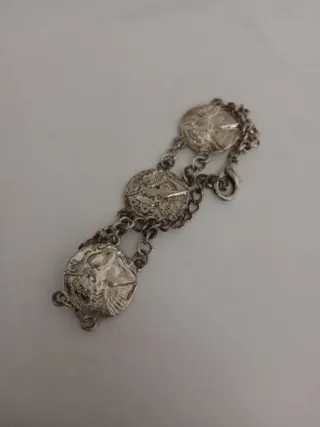 Pulsera  plateada con dijes