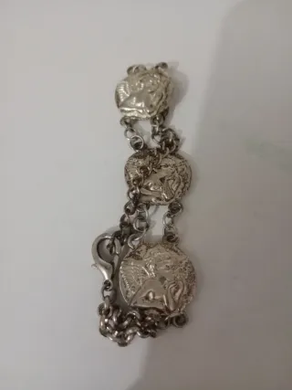 Pulsera  plateada con dijes