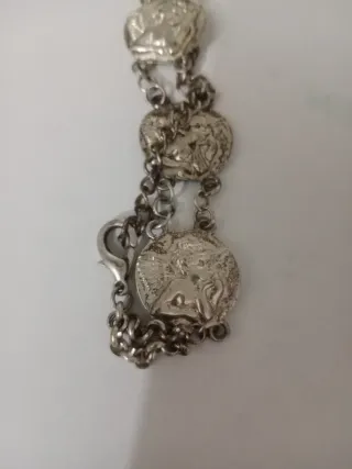 Pulsera  plateada con dijes