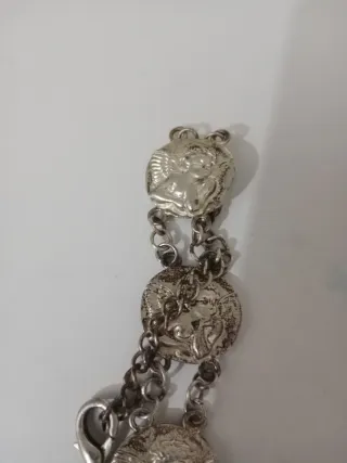 Pulsera  plateada con dijes
