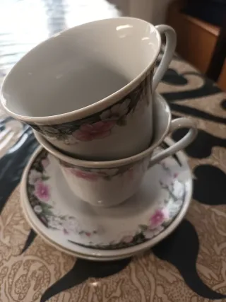 Tazze da tè con piattini in porcellana