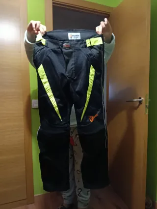 Pantalón moto negro con protecciones