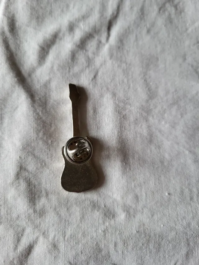 Pin guitarra plateado y blanco