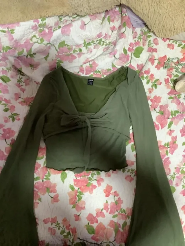 Top verde SHEIN manga ancha lazo