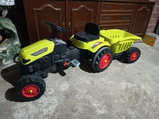 Tractor infantil a pedales con remolque