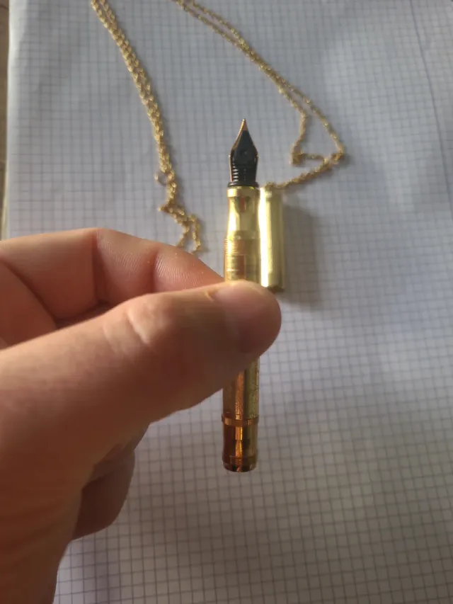 Pluma dourada com corrente