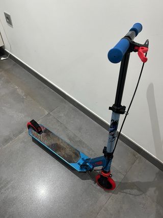 Patinete infantil azul y rojo