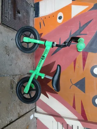 Bicicleta de equilibrio verde
