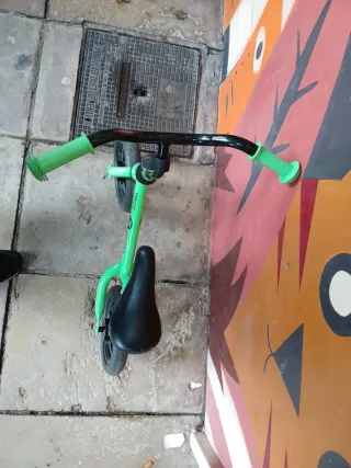 Bicicleta de equilibrio verde