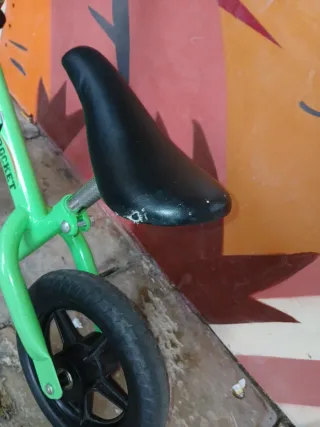 Bicicleta de equilibrio verde