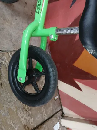 Bicicleta de equilibrio verde