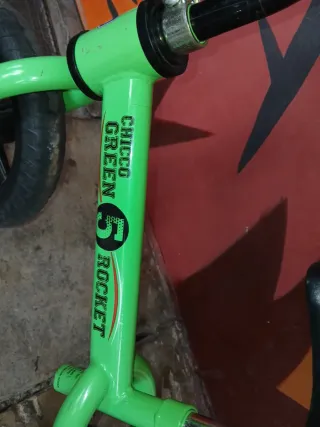 Bicicleta de equilibrio verde