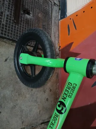 Bicicleta de equilibrio verde