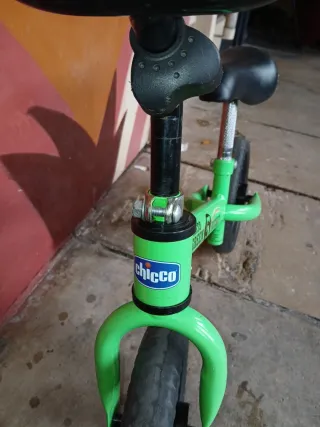 Bicicleta de equilibrio verde