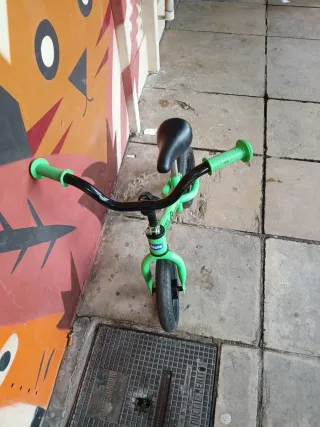 Bicicleta de equilibrio verde