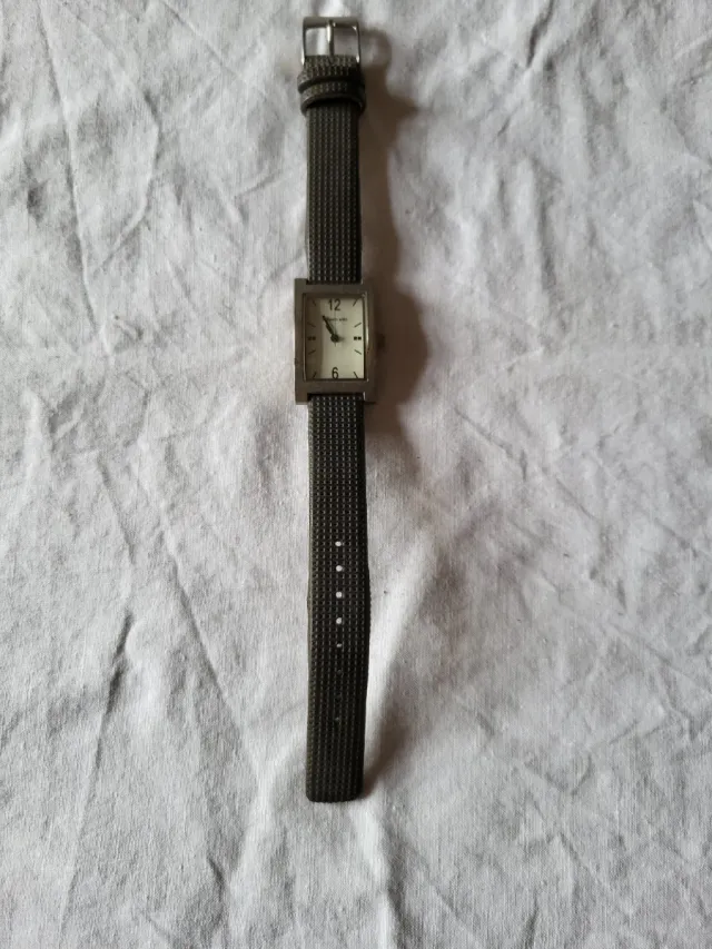 Reloj cuadrado plateado