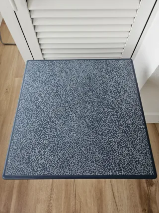 Mesa de terraza azul y decoración en blanco