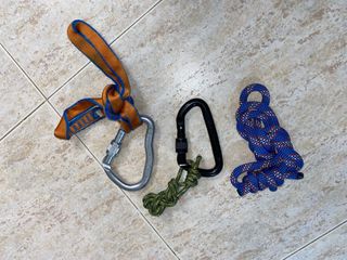 Mosquetones y cuerda escalada
