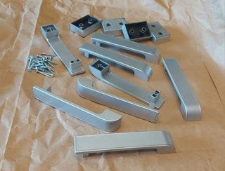 Lote 8 tiradores y 4 patas