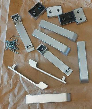 Lote 8 tiradores y 4 patas