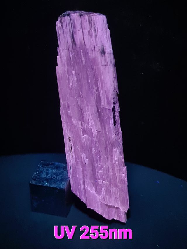 Agrellita Localidad Tipo Minerales Fluorescentes