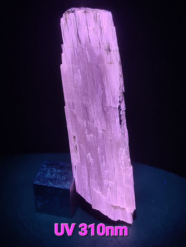 Agrellita Localidad Tipo Minerales Fluorescentes