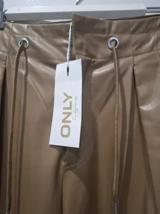 Pantalón ONLY beige