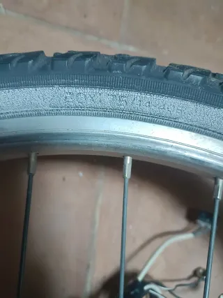 Rueda bici niño con dinamo y luz