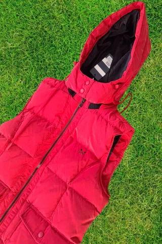 Colete Crew Clothing com capuz removível vermelho