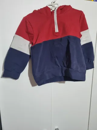 Pantalón negro con regalos.