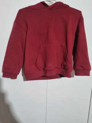 Pantalón negro con regalos.