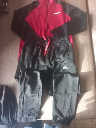 Chándal Adidas Rojo y Negro Talla 9-10