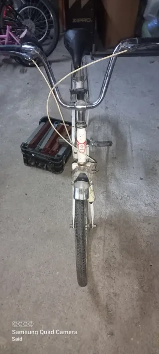 Bicicleta blanca plegable