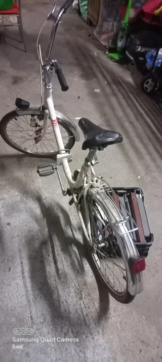 Bicicleta blanca plegable