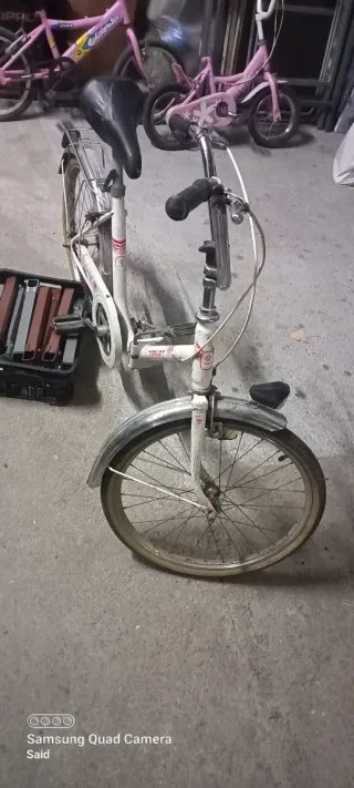 Bicicleta blanca plegable