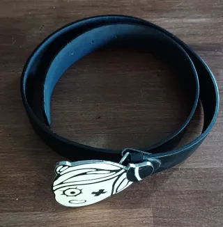 Cintura nera con fibbia a forma di bambola