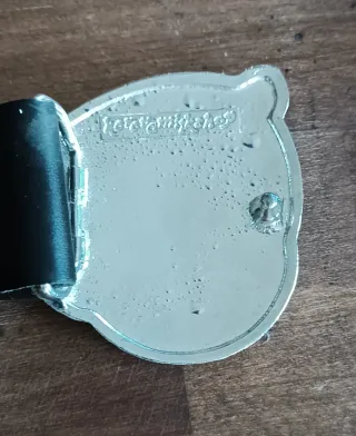 Cintura nera con fibbia a forma di bambola