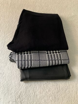 Leggings negros, polipiel y de cuadros