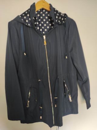 Chubasquero azul marino con capucha