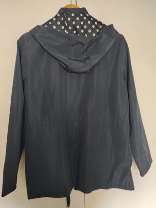 Chubasquero azul marino con capucha