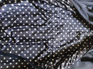 Chubasquero azul marino con capucha