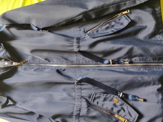 Chubasquero azul marino con capucha