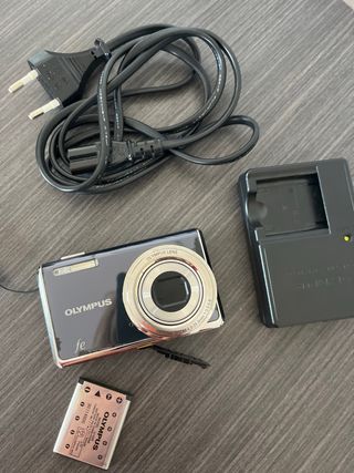 Cámara Olympus FE Gris y Plateada