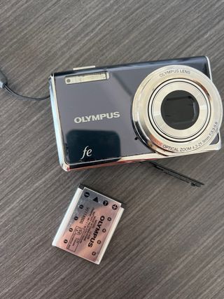 Cámara Olympus FE Gris y Plateada